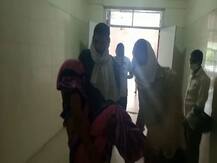 मरीजों को मौत बांट रहा है उन्नाव जिला अस्पताल, महिला को नहीं मिली मदद, मीडिया कर्मियों के साथ की गई बदसलूकी