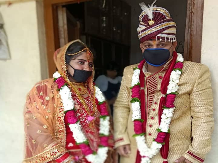 बागपत: अनोखे ढंग से महिला रेसलर ने रचाई शादी, पहलवान दूल्हे के साथ उनके दो भाई बने बाराती international wrestler anshu tomar marriage in baghpat during lockdown बागपत: अनोखे ढंग से महिला रेसलर ने रचाई शादी, पहलवान दूल्हे के साथ उनके दो भाई बने बाराती