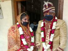 बागपत: अनोखे ढंग से महिला रेसलर ने रचाई शादी, पहलवान दूल्हे के साथ उनके दो भाई बने बाराती