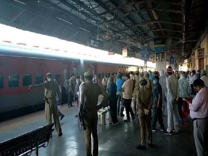 1200 प्रवासी मजदूरों को लेकर रायबरेली पहुंची स्पेशल ट्रेन, बसों से भेजे जाएंगे गृह जनपद Special train arrived in Raebareli for 1200 migrant laborers buses will be sent to home district 1200 प्रवासी मजदूरों को लेकर रायबरेली पहुंची स्पेशल ट्रेन, बसों से भेजे जाएंगे गृह जनपद