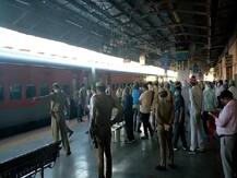 1200 प्रवासी मजदूरों को लेकर रायबरेली पहुंची स्पेशल ट्रेन, बसों से भेजे जाएंगे गृह जनपद