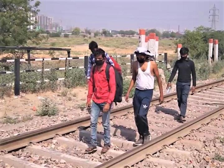 रेल न मिली तो क्या हुआ, रेल की पटरियों के सहारे अपने घरों की ओर लौट रहे प्रवासी मजदूर