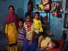 आगरा में एबीपी गंगा की खबर का असर..भुखमरी के शिकार परिवार के घर राशन लेकर पहुंचा जिला प्रशासन