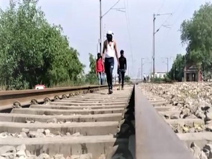 Migrant labours on Railway track in Noida...route to their home districts रेल न मिली तो क्या हुआ, रेल की पटरियों के सहारे अपने घरों की ओर लौट रहे प्रवासी मजदूर