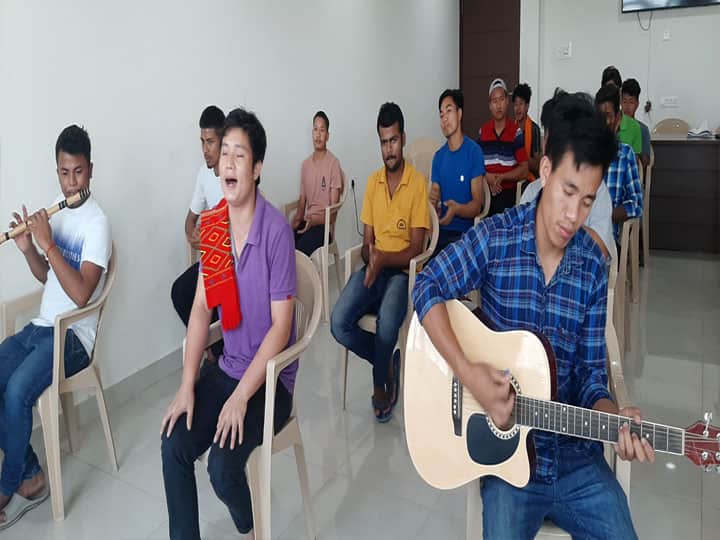 लॉकडाउन तोड़ने वालों के लिए नजीर हैं काशी के ये प्रवासी छात्र, संगीत के जरिए दे रहे हैं संदेश migrant students of varanasi BHU are Inspiration for those who break the lockdown लॉकडाउन तोड़ने वालों के लिए नजीर हैं काशी के ये प्रवासी छात्र, संगीत के जरिए दे रहे हैं संदेश