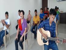 लॉकडाउन तोड़ने वालों के लिए नजीर हैं काशी के ये प्रवासी छात्र, संगीत के जरिए दे रहे हैं संदेश