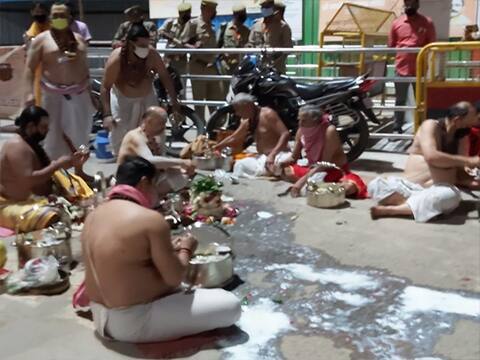 काशी विश्वनाथ मंदिर की सप्तऋषि आरती को लेकर विवाद, महंत परिवार ने सड़क पर शिवलिंग बनाकर की पूजा-अर्चना काशी विश्वनाथ मंदिर की सप्तऋषि आरती को लेकर विवाद, महंत परिवार ने सड़क पर शिवलिंग बनाकर की पूजा-अर्चना