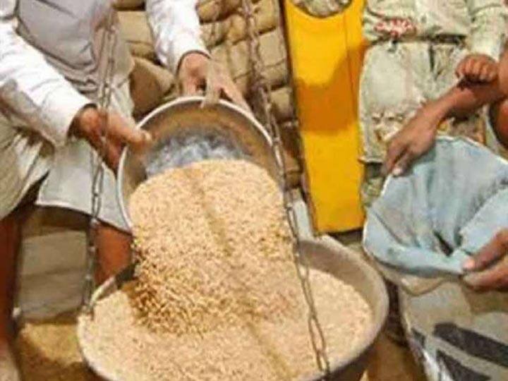 Ration Shopkeepers protest in Basti बस्ती में दारोगा ने की कोटेदार की पिटाई, दुकानदारों ने राशन वितरण किया ठप..पुलिस के खिलाफ नारेबाजी