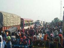 Coronavirus: लॉकडाउन के बीच जारी है मजदूरों का पलायन, जानें- कहां पुलिस से हुई तीखी बहस