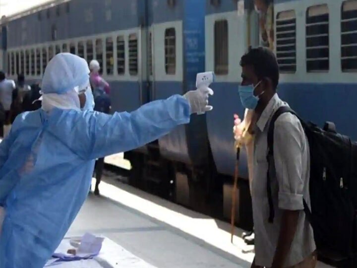 13th 'Shramik Special Train' reaches Surat from Gorakhpur with 1200 laborers 1200 मजदूरों को लेकर सूरत से गोरखपुर पहुंची 13वीं 'श्रमिक स्‍पेशल ट्रेन', सभी की हुई मेडिकल जांच