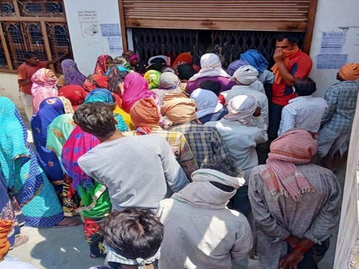 Social distancing and unnecessary crowd on road in Meerut मेरठ: सोशल डिस्टेंसिंग की नहीं है परवाह....बैंक-मैडिकल कॉलेज के बाहर भीड़ डराती है