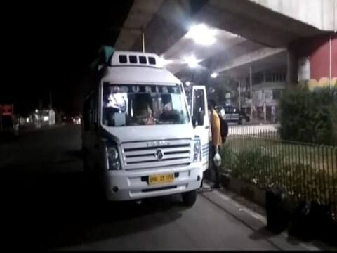 लॉकडाउन के चलते आगरा में फंसे जम्मू-कश्मीर के नागरिक, जानें- कैसे संभव हुई घर वापसी लॉकडाउन के चलते आगरा में फंसे जम्मू-कश्मीर के नागरिक, जानें- कैसे संभव हुई घर वापसी