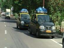 उत्तर प्रदेश: हमीरपुर में फर्राटा भर रही हैं मुंबई की काली-पील टैक्सी