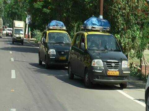 उत्तर प्रदेश: हमीरपुर में फर्राटा भर रही हैं मुंबई की काली-पील टैक्सी उत्तर प्रदेश: हमीरपुर में फर्राटा भर रही हैं मुंबई की काली-पील टैक्सी