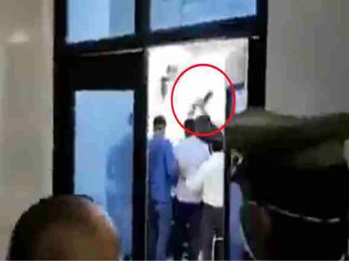 Prayagraj srn hospital Video Viral doctors beats patient with shoes read inside story प्रयागराज: मेडिकल कॉलेज में डॉक्टरों ने जूतों से की मरीज की पिटाई, जानें- वायरल VIDEO की सच्चाई