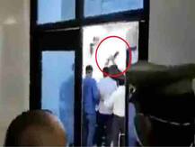 प्रयागराज: मेडिकल कॉलेज में डॉक्टरों ने जूतों से की मरीज की पिटाई, जानें- वायरल VIDEO की सच्चाई