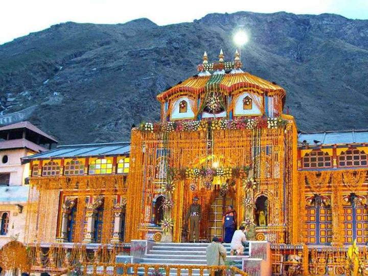 ब्रह्म मुहूर्त में खुले भगवान बद्रीनाथ धाम के कपाट, कोरोना की वजह से फीकी रही रौनक uttarakhand Badrinath Dham Doors open for devotees in lockdown ब्रह्म मुहूर्त में खुले भगवान बद्रीनाथ धाम के कपाट, कोरोना की वजह से फीकी रही रौनक