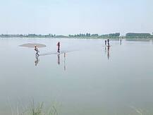 सहारनपुर: जान जोखिम में डाल यमुना के सहारे बॉर्डर पार कर रहे हैं मजदूर, हो सकता है बड़ा हादस