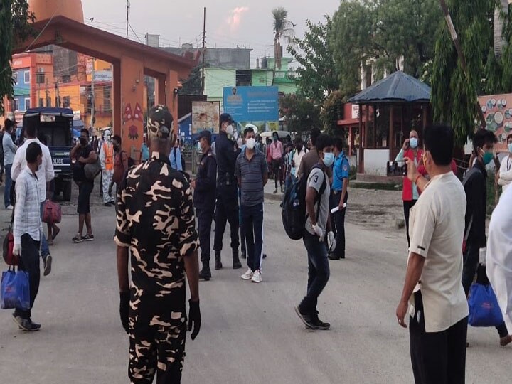 Citizens jumped with joy as soon as they reached the Indian border from Nepal said PM Modi Jindabad लॉकडाउन के बाद नेपाल में फंसे 123 भारतीय नागरिकों की हुई वतन वापसी, पीएम मोदी जिन्दाबाद के लगाए नारे