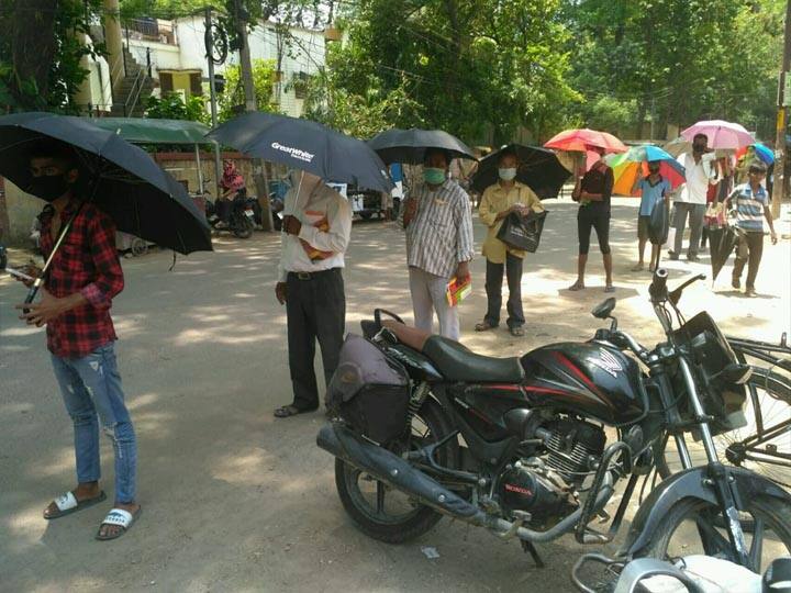सोशल डिस्टेंसिंग का पालन कराने के लिए अनूठा फार्मूला, सरकारी राशन की दुकान पर छाता हुआ अनिवार्य Prayagraj shopkeeper unique formulae Umbrella necessary for social distancing सोशल डिस्टेंसिंग का पालन कराने के लिए अनूठा फार्मूला, सरकारी राशन की दुकान पर छाता हुआ अनिवार्य