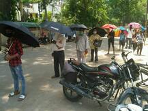 सोशल डिस्टेंसिंग का पालन कराने के लिए अनूठा फार्मूला, सरकारी राशन की दुकान पर छाता हुआ अनिवार्य