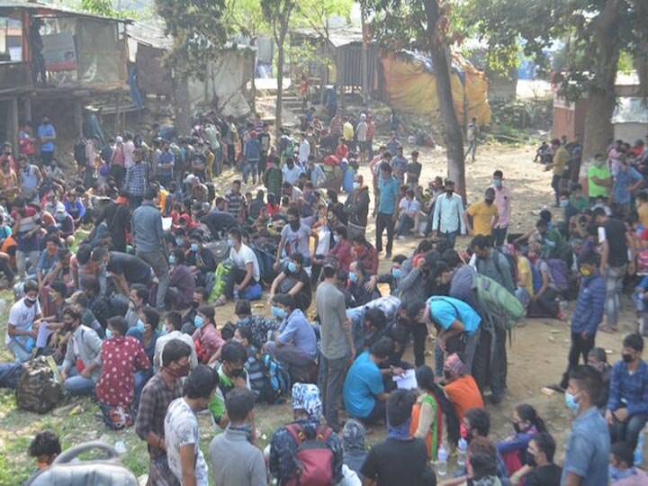 Nepali Labours reach uttrakhand india-nepal border to go Nepal अपने वतन वापस जाने के लिये बॉर्डर पर जुट रहे हैं नेपाली मजदूर, प्रशासन की मुश्किलें बढ़ीं