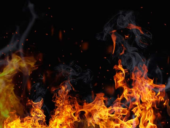 बांदा: आग में झुलसकर बुजुर्ग महिला की मौत, बचाने के दौरान बेटी और बहू भी हुईं घायल
