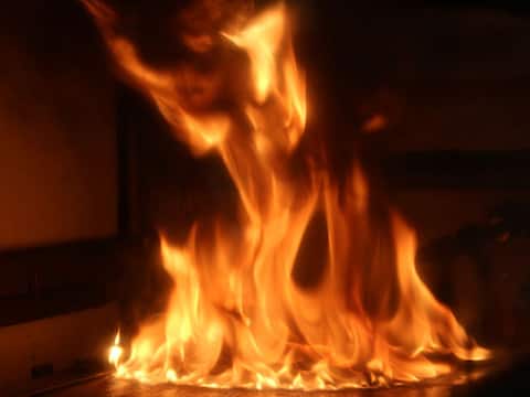 बांदा: आग में झुलसकर बुजुर्ग महिला की मौत, बचाने के दौरान बेटी और बहू भी हुईं घायल बांदा: आग में झुलसकर बुजुर्ग महिला की मौत, बचाने के दौरान बेटी और बहू भी हुईं घायल