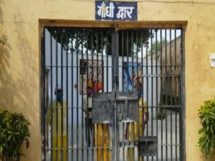 On instructions of UP Jail Superintendent prisoner in pilibhit district jail can talk to their family through video call पीलीभीत: 2 महीनों से परिजनों से नहीं मिले कैदी, अब वीडियो कॉलिंग से कर सकेंगे बात