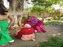 सोशल डिस्टेंसिंग का पालन करते हुए महिलाओं ने की वट वृक्ष की पूजा, पति की लंबी आयु के लिये रखा व्रत