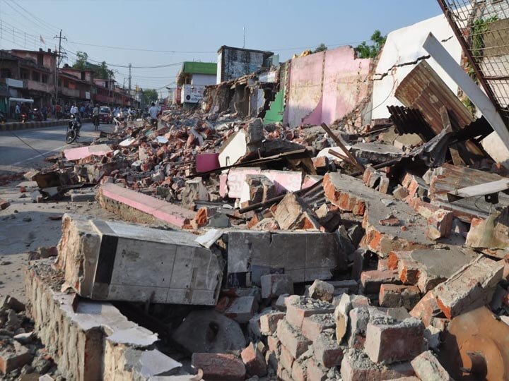 गोरखपुर: फोरलेन में रुकावट बन रही अपनी ही दुकानों पर सीएम योगी ने बुलडोजर चलवाया