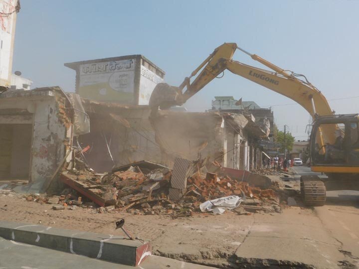 गोरखपुर: फोरलेन में रुकावट बन रही अपनी ही दुकानों पर सीएम योगी ने बुलडोजर चलवाया