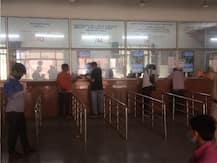 रेलवे टिकट काउंटर खुले, लोग सोशल डिस्टेंसिंग और मास्क लगाकर टिकट बुक कराने पहुंचे