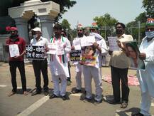 बेबस मजदूरों की बस पर सियासत और तेज़, प्रयागराज के कांग्रेसियों ने राष्ट्रपति को लिखी खून से चिट्ठी