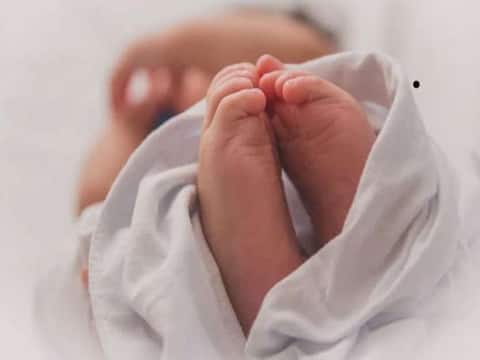 श्रमिक ट्रेन को रोककर महिला को कराया गया प्रसव, पिता ने नवजात का नाम रखा कोविड श्रमिक ट्रेन को रोककर महिला को कराया गया प्रसव, पिता ने नवजात का नाम रखा कोविड