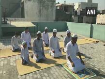 कोरोना के साये के बीच मनाया जा रहा है ईद का त्यौहार, सोशल डिस्टेंसिंग का पालन करते हुये घर पर नमाज अदा कर रहे है लोग
