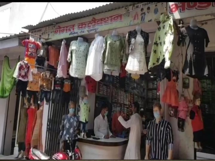 Shopkeeper spread awareness about coronavirus disease in Pilibhit पीलीभीत में कोरोना से जंग: दुकानों में खड़े स्टेच्यू मास्क पहने हैं, ग्राहकों की हो रही है थर्मल स्क्रीनिंग