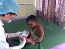 ग्रेटर नोएडा: 25 फीट गहरे सीवर में गिरी डेढ़ साल की बच्ची की पुलिस ने बचाई जान