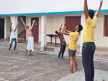 कौशाम्बी: क्वारंटाइन सेंटर में म्यूजिक से दूर किया जा रहा है तनाव, श्रमिकों ने क्रिकेट को बनाया दिनचर्या का हिस्सा