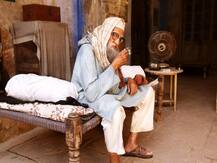 अमिताभ के दिव्यांग प्रशंसक ने पैरों से उनकी पेंटिंग बनाई