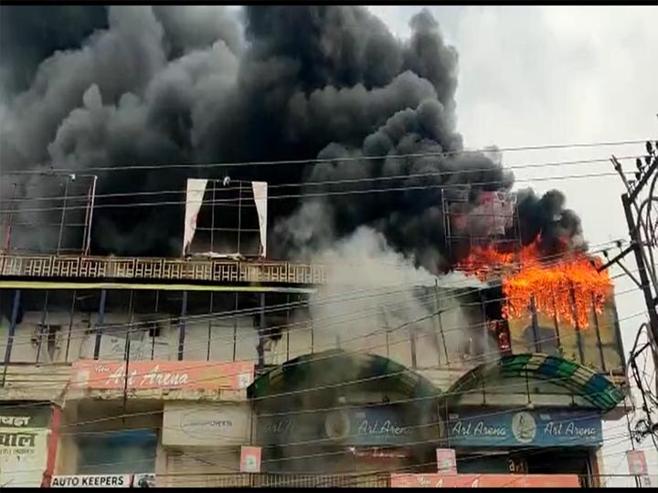 Fire in Bareilly shopping complex बरेली: शापिंग कॉम्पलेक्स के शोरूम में आग से लाखों का सामान स्वाहा, तीन घंटे की मशक्कत के बाद आग पर काबू पाया गया