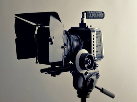 महाराष्ट्र सरकार फिल्मों की शूटिंग फिर से शुरू करने पर विचार कर रही महाराष्ट्र सरकार फिल्मों की शूटिंग फिर से शुरू करने पर विचार कर रही