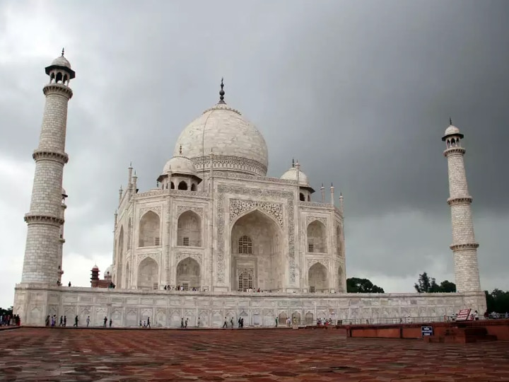 Taj Mahal railing broken due during storm in Agra आगरा: ताजमहल पर आंधी का प्रकोप, संगमरमर की रेलिंग टूटी- देखें तस्वीरें