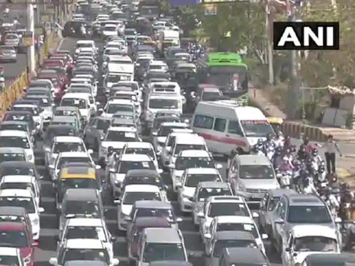 नोएडा-दिल्ली बॉर्डर पर थम गयी वाहनों की रफ्तार, बिना पास के नहीं होगी एंट्री Traffic Jam at Noida Delhi Border, long Que of Vehicles at DND नोएडा-दिल्ली बॉर्डर पर थम गयी वाहनों की रफ्तार, बिना पास के नहीं होगी एंट्री