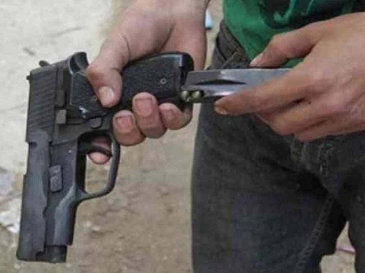 शामली: मुठभेड़ के दौरान पुलिस ने 15 हजार के इनामी बदमाश को किया गिरफ्तार, सिपाही को भी लगी गोली criminal injured during police encounter in shamli uttar pradesh शामली: मुठभेड़ के दौरान पुलिस ने 15 हजार के इनामी बदमाश को किया गिरफ्तार, सिपाही को भी लगी गोली