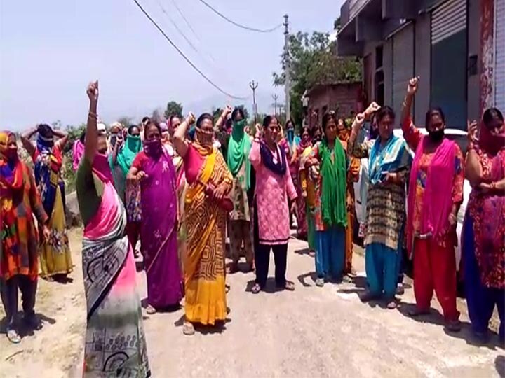 women stage protest against wine shop in Kotdwar कोटद्वार में शराब के ठेके के विरोध में उतरी महिलाएं, उग्र आंदोलन की चेतावनी