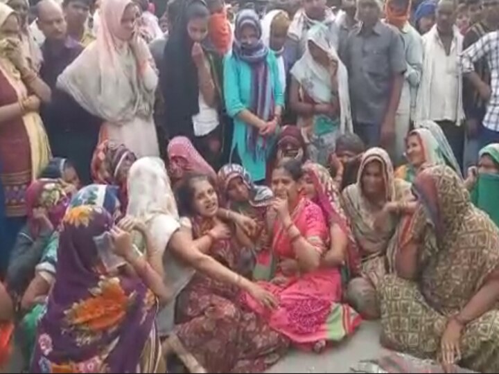 In Fatehpur High speed dumper crushed three people two women died on the spot फतेहपुर: तेज रफ्तार डंपर ने तीन लोगों को कुचला, दो महिलाओं की मौके पर मौत