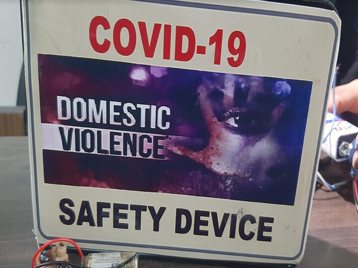 Covid-19 Safety Device Will Protect Women From Crime Varanasi student Anjali Srivastava has prepared device वाराणसी: Covid-19 सेफ्टी डिवाइस देगा महिला अपराध से सुरक्षा, जानिए कैसे?