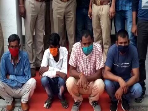 अयोध्या: डॉक्टर के बड़े भाई की बेरहमी से हत्या कर शव को जलाया, पुलिस ने चार आरोपियों को किया गिरफ्तार अयोध्या: डॉक्टर के बड़े भाई की बेरहमी से हत्या कर शव को जलाया, पुलिस ने चार आरोपियों को किया गिरफ्तार