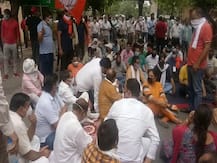 नोएडा: पूर्व महानगर अध्यक्ष की गिरफ्तारी पर भड़के बीजेपी कार्यकर्ता, थाने के आगे धरने पर बैठे, सोशल डिस्टेंसिंग की उड़ी धज्जियां